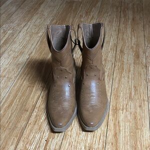 Women’s Tan Leather Boots NWOT